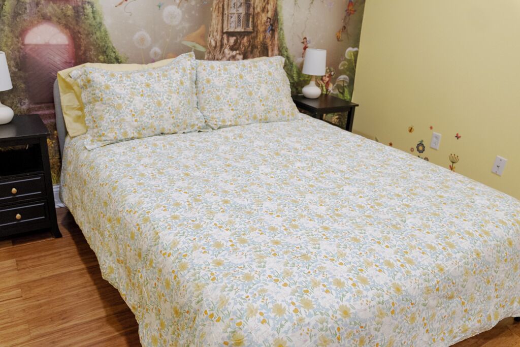 Travel cot, WiFi, bed sheets