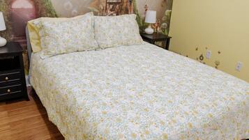 Travel cot, WiFi, bed sheets