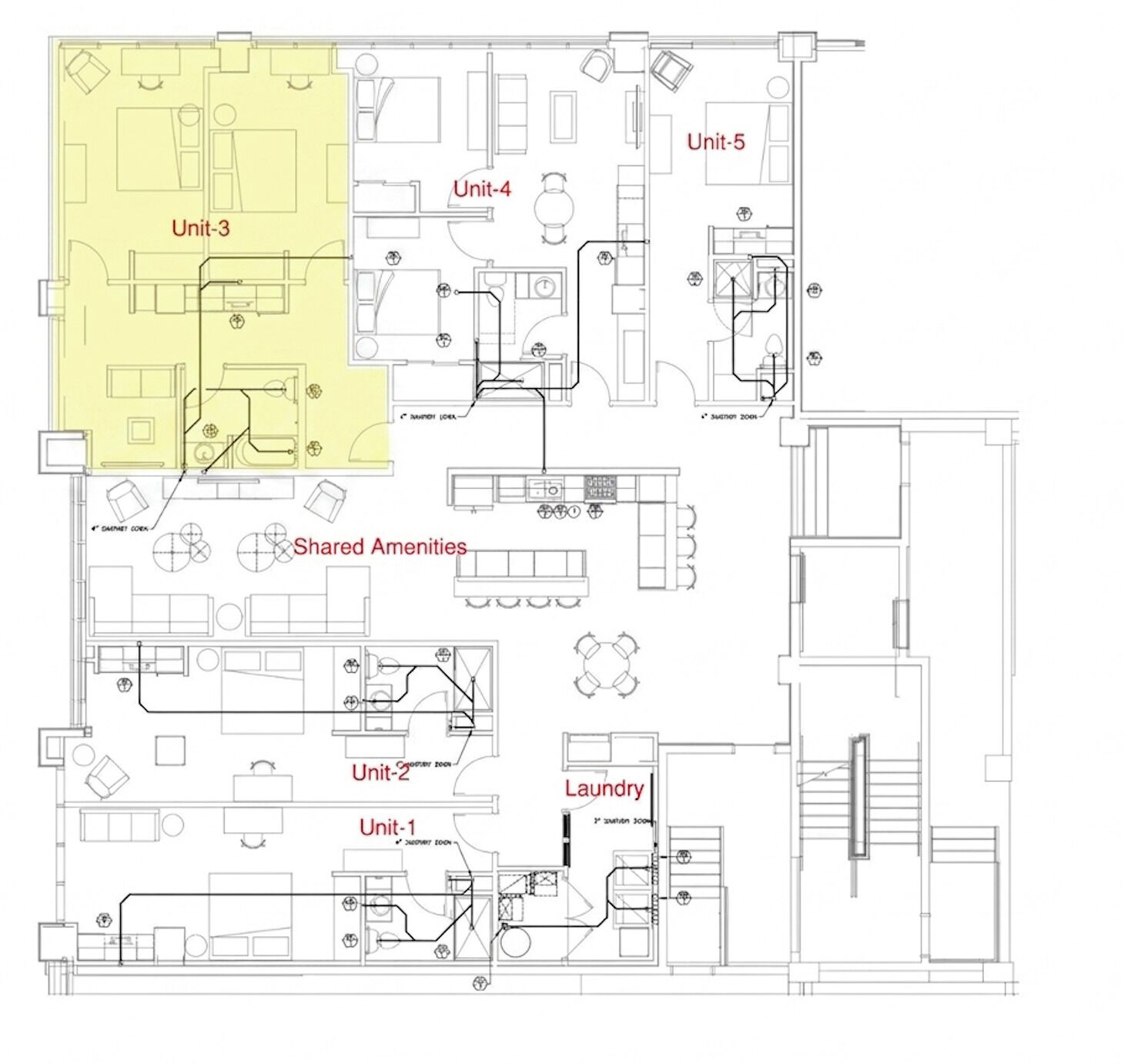 En plantegning, der viser fem boligenheder, et fælles område med faciliteter og et vaskerum.