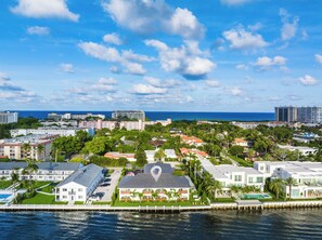 Ein Küstenhotel mit mehreren Gebäuden, einer Marina und Blick auf den Ozean.