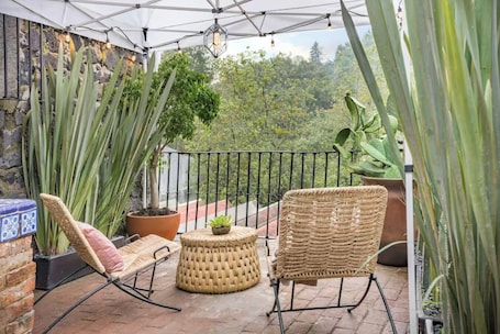Terrace/patio. Cabin-style house near Santa Fe