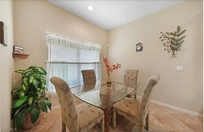 Dining - Charming 3-bd/2ba w/resort Pool and Amenities in lovely Cape Coral near Beaches (Cape Coral)