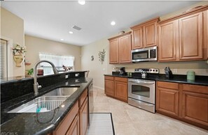 Private kitchen - Charming 3-bd/2ba w/resort Pool and Amenities in lovely Cape Coral near Beaches (Cape Coral)