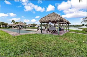 Outdoor dining - Charming 3-bd/2ba w/resort Pool and Amenities in lovely Cape Coral near Beaches (Cape Coral)