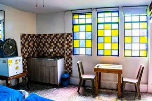 Interior - Private room, bathroom, kitchen, Wi-Fi, San Antonio (Cali)