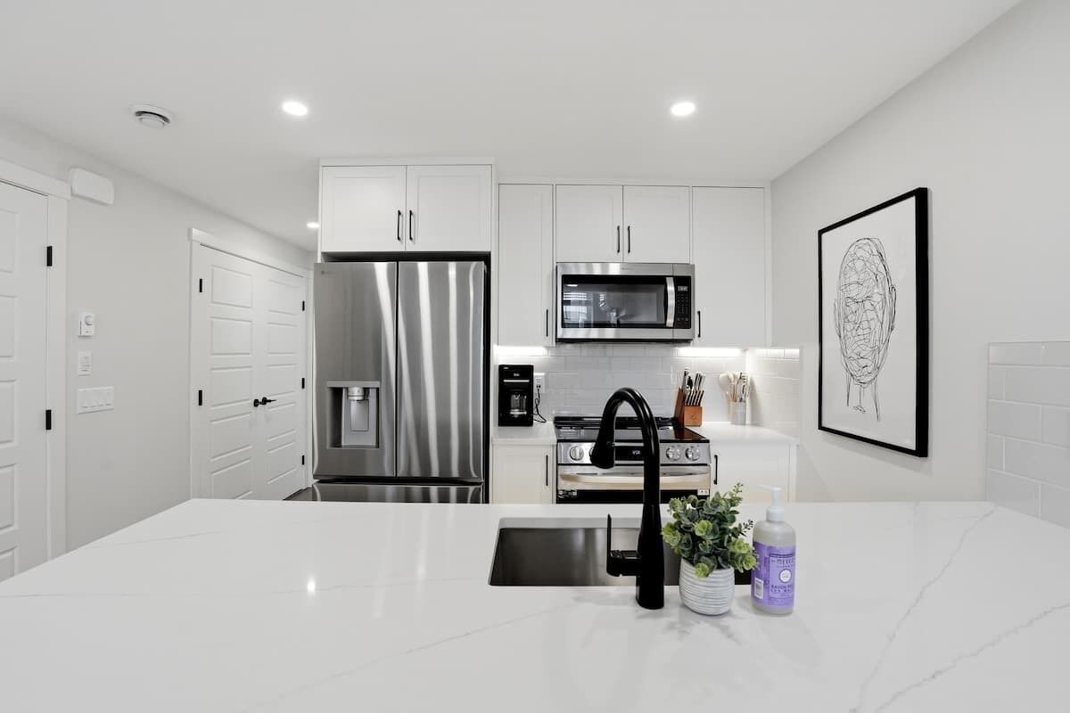 Coffee/tea maker, fridge, microwave, oven