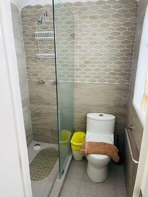 Haartrockner, Handtücher, Seife, Toilettenpapier