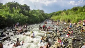 Ein Fluss, auf dem sich Menschen im Wasser vergnügen.