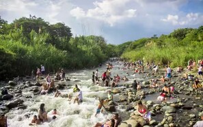 Ein Fluss, auf dem sich Menschen im Wasser vergnügen.