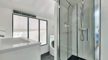 Een douche, een haardroger, handdoeken