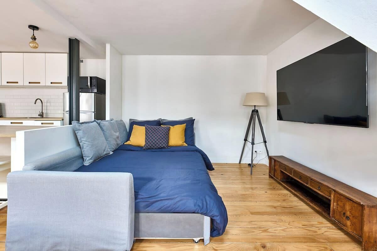 Iron/ironing board, travel crib, WiFi, bed sheets