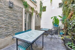 Outdoor dining - Abbesses · 18th · Bright Studio with Private Courtyard by Mey Agency (Paris)