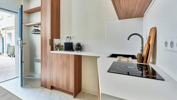 Een koelkast, een magnetron, een oven, een vaatwasser