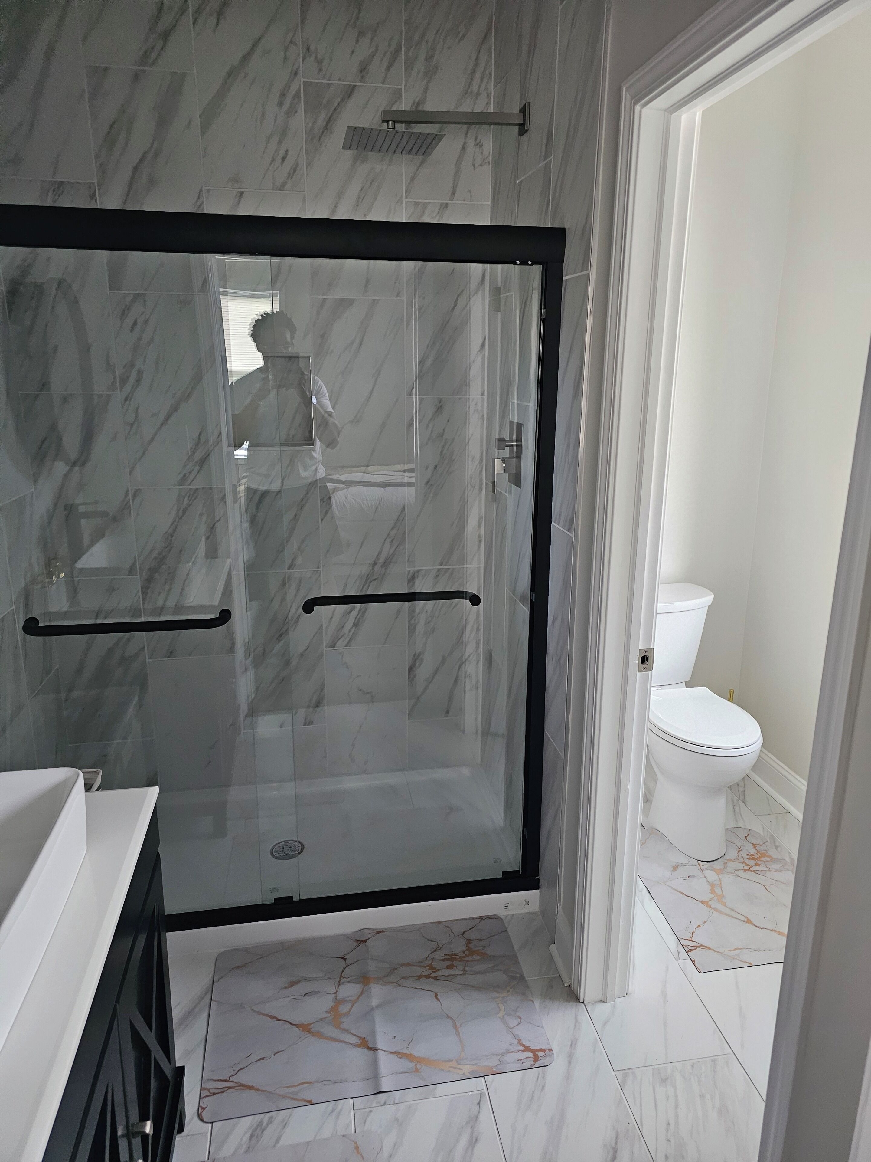 Regadera, toallas, papel de baño 