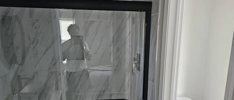 Regadera, toallas, papel de baño