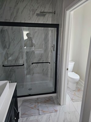 Douche, serviettes fournies, papier toilette