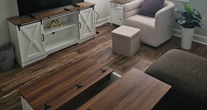 Modern Indianapolis Retreat 3BR/2.5BA Minutes to Hospitals & Downtown