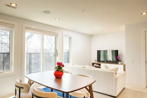 Modern Toronto Residence by the Lake - 2BDR
