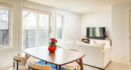 Modern Toronto Residence by the Lake - 2BDR
