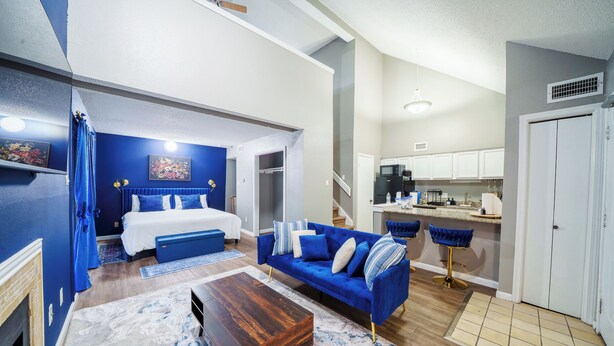 Un appartement moderne comprenant une chambre, un salon et une cuisine.