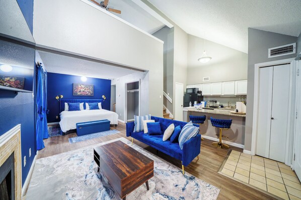 Eine moderne Wohnung mit Schlafzimmer, Wohnzimmer und Küche.