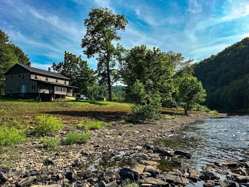 Creekside Haven • Hot Tub • Fire Pit • Waterfront