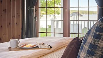 Iron/ironing board, travel crib, WiFi, bed sheets