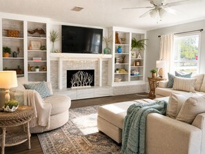 Living area - Private Pool Near Okaloosa Island+Destin+Navarre. Sunny Days Beach Escape (Mary Esther)
