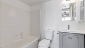Une salle de bain avec une baignoire, des toilettes et un lavabo.