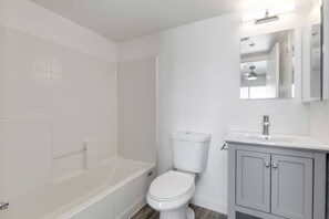 Ein Badezimmer mit Badewanne, Toilette und Waschbecken.