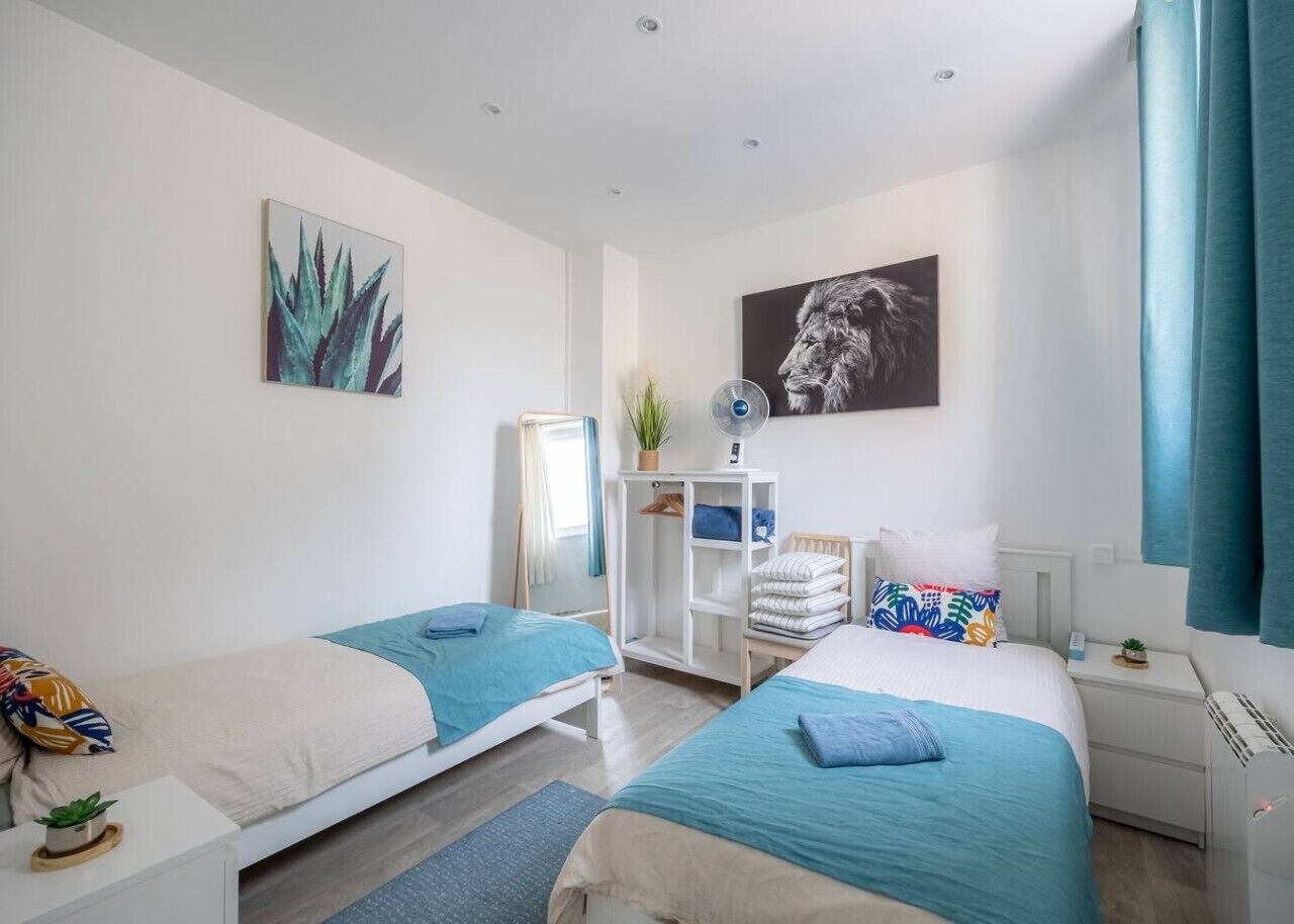 1 Schlafzimmer, Schreibtisch, Bügeleisen/Bügelbrett, Reisekinderbett