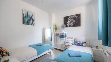 1 Schlafzimmer, Schreibtisch, Bügeleisen/Bügelbrett, Reisekinderbett