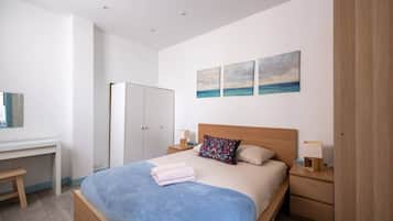 1 quarto, escrivaninha, ferros/tábuas de passar roupa, berço de viagem