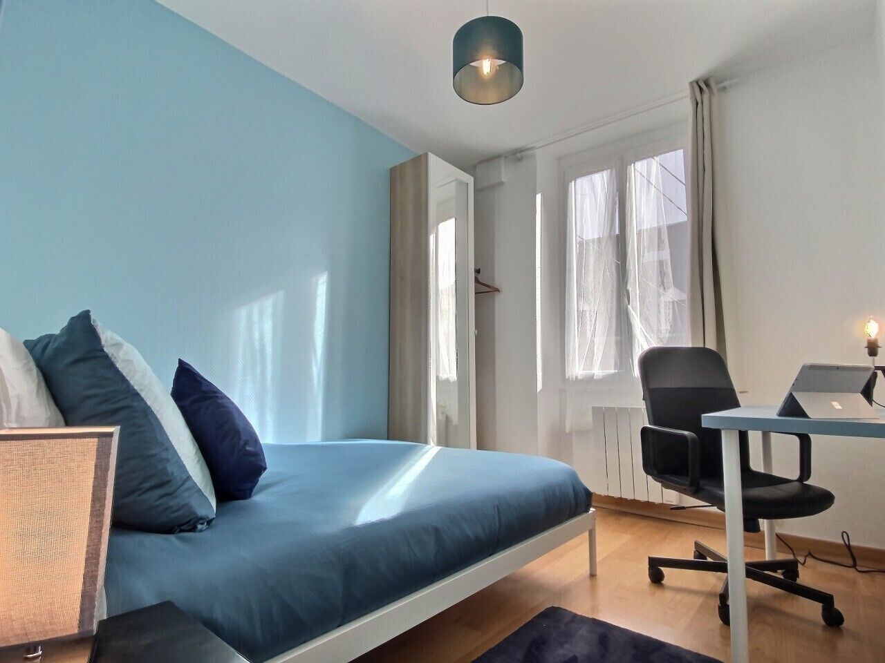 Een bureau, een strijkplank/strijkijzer, gratis wifi, beddengoed