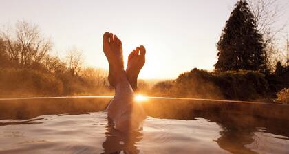 Boho 3-Bed House Retreat: Hot tub, Sauna, Cold Plunge Outdoor Shower, St. Jacobs