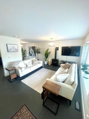 Boho 3-Bed House Retreat: Hot tub, Sauna, Cold Plunge Outdoor Shower, St. Jacobs