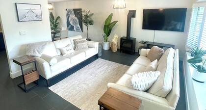 Boho 3-Bed House Retreat: Hot tub, Sauna, Cold Plunge Outdoor Shower, St. Jacobs