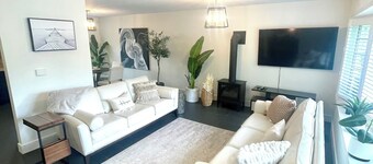 Boho 3-Bed House Retreat: Hot tub, Sauna, Cold Plunge Outdoor Shower, St. Jacobs