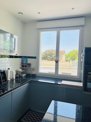 Frigorífico, microondas, horno y placa de cocina