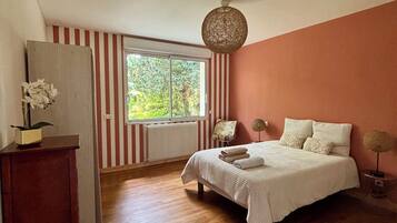 2 bedrooms, iron/ironing board, free WiFi, bed sheets