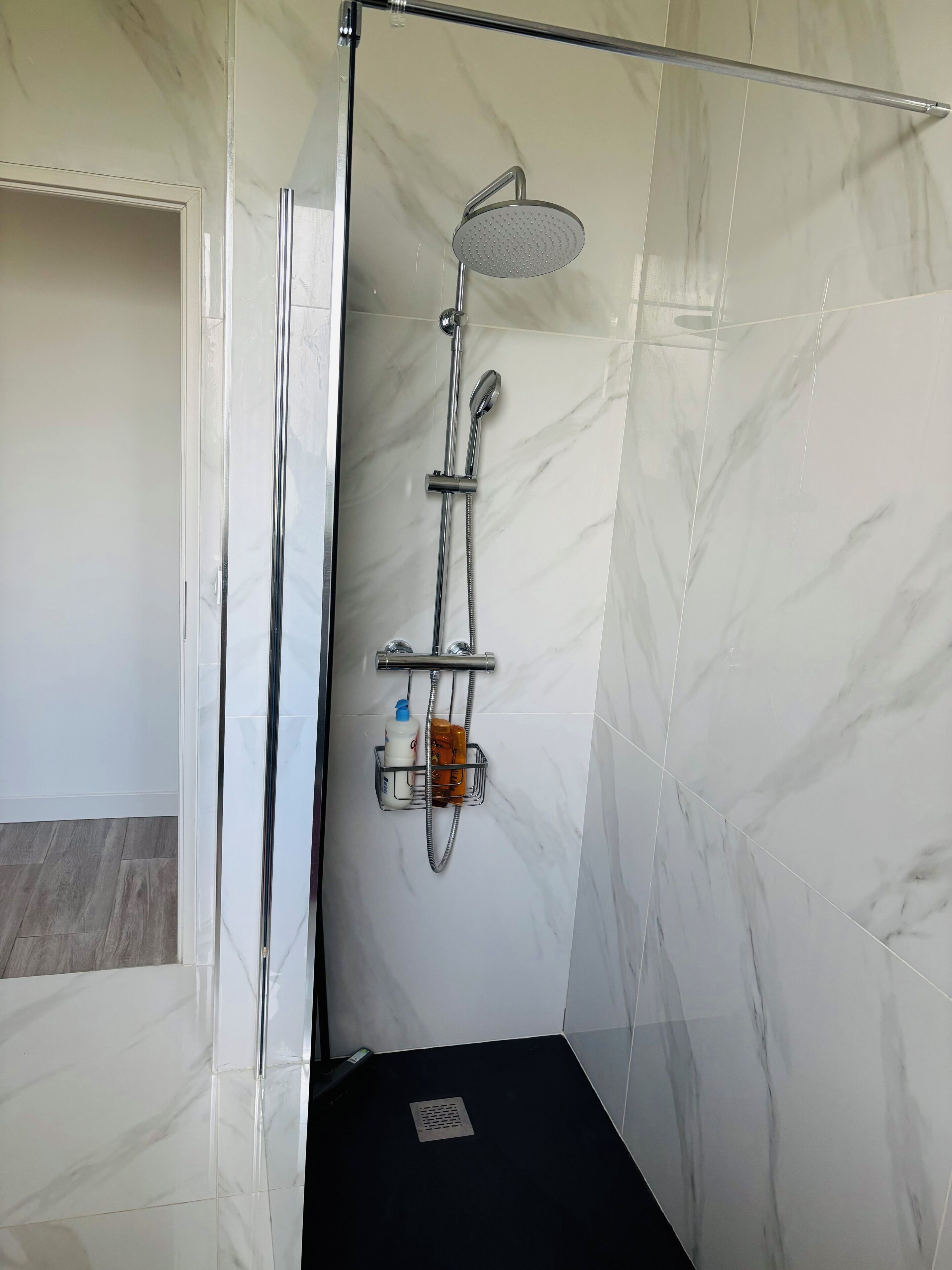 Douche, sèche-cheveux, serviettes fournies, savon