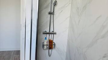 Douche, sĂšche-cheveux, serviettes fournies, savon