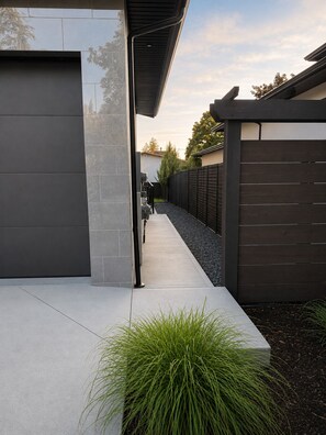 Property grounds - Modern Lower Mission Retreat | Luxury Comfort Near Beaches & Wineries (Kelowna)
