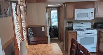 Tiny Home-Cabin near Helen Ga.Lake/Beach/Pools/Playgrounds/Diner/Putt Putt/Sauna