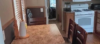 Tiny Home-Cabin near Helen Ga.Lake/Beach/Pools/Playgrounds/Diner/Putt Putt/Sauna