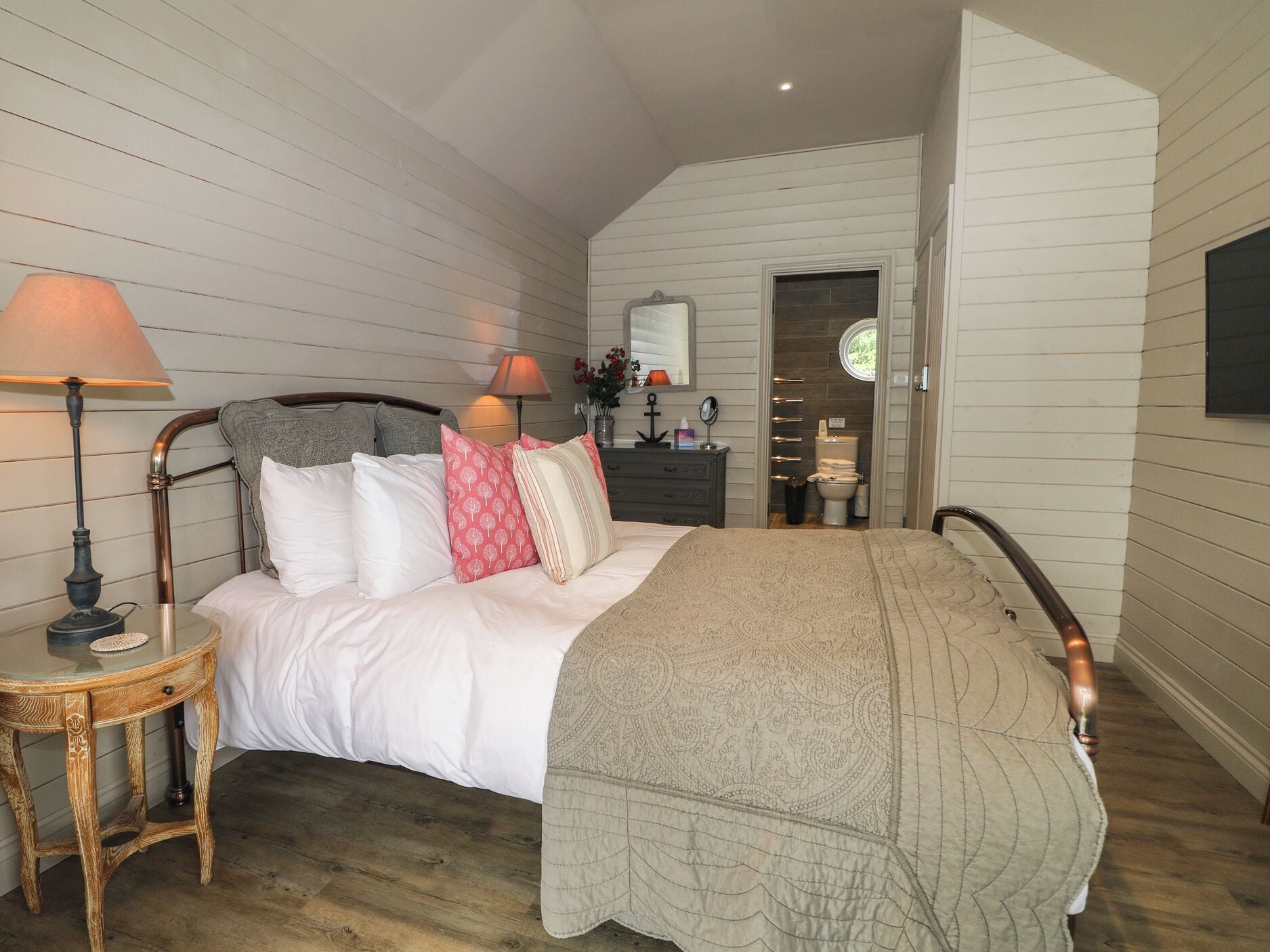 4 bedrooms, WiFi (free), individually decorated, individually furnished
