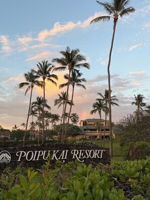 Property grounds - Walk to Poipu Beach, Grand Hyatt & Brennecke's/Poipu Kai Charming Condo (Koloa)