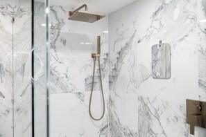 Dusche, Haartrockner, Handtücher