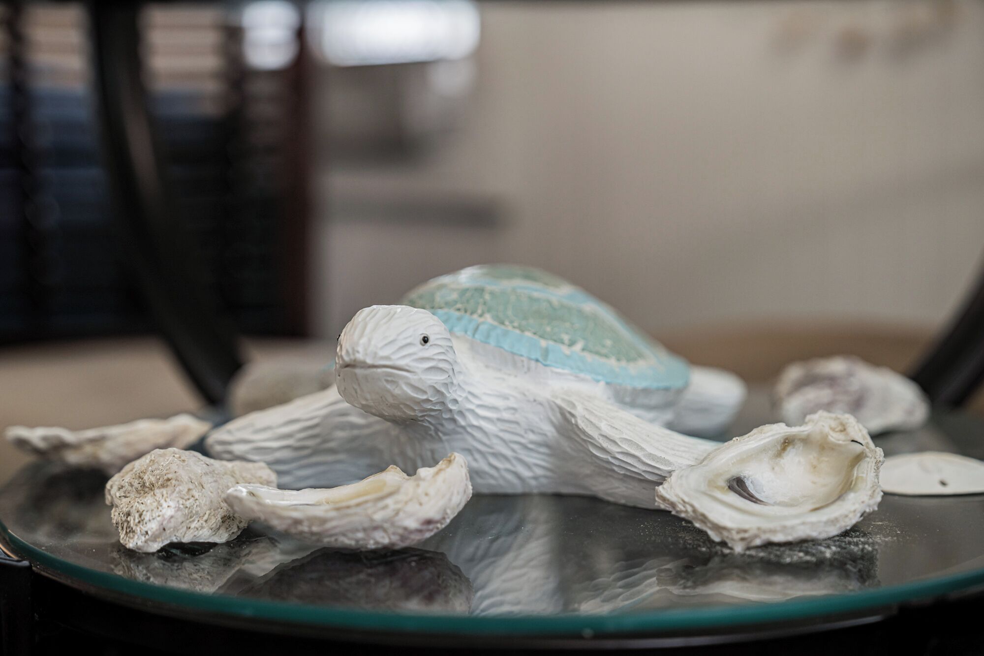 Une figurine de tortue posée sur une surface réfléchissante.