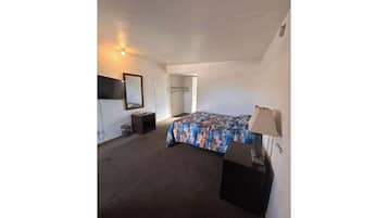Room, 1 King Bed, Smoking